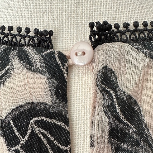 DO+BE Black and Cream Blouse Top V neck Lace  All Over Floral Print S NWOT - Picture 5 of 10